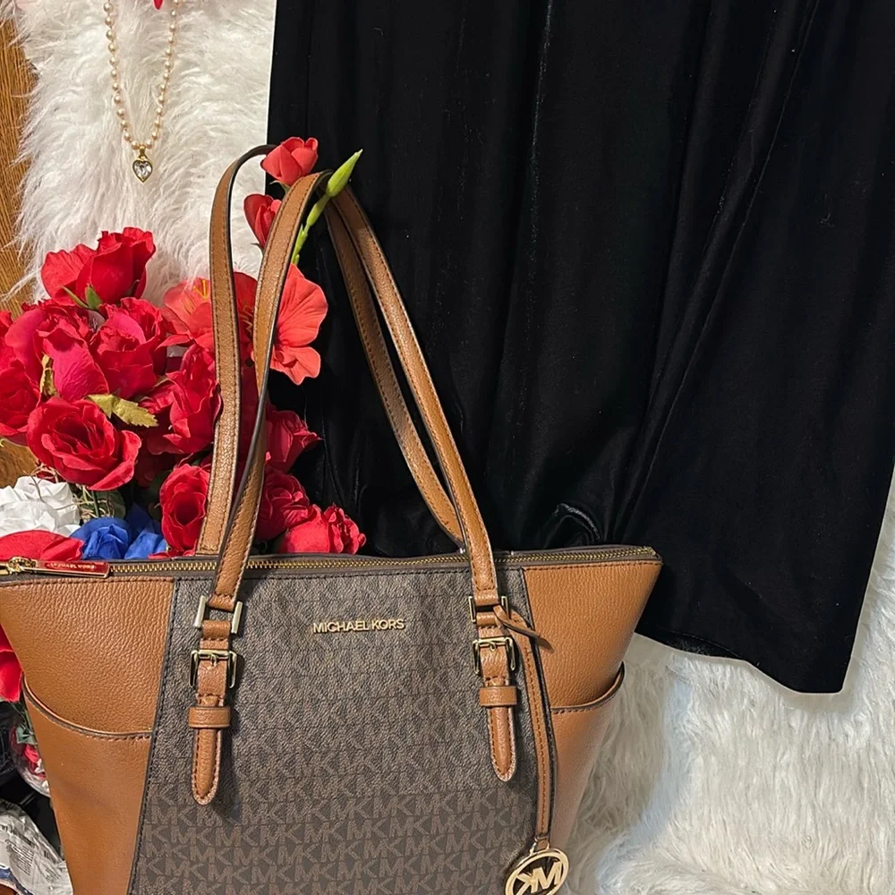 Michael Kors Signature shoulder Bag
